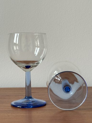 6 Mid century wijnglazen set van 6 midcentury wijnglazen met blauwe voet