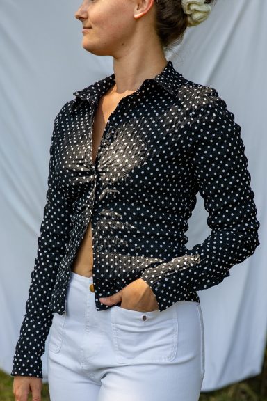 Gestipte blouse Zwarte blouse met stippen